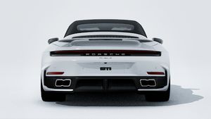車体後部を示す 911 Turbo S Cabriolet の外観