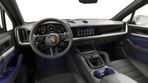 のステアリングホイールとダッシュボードを示す室内図。 Cayenne S