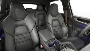 の前席を示す内観図 Cayenne Turbo E-Hybrid