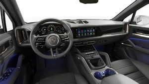 のステアリングホイールとダッシュボードを示す室内図。 Cayenne Turbo E-Hybrid