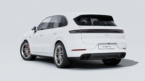 車の後部と左側を示す Cayenne Turbo E-Hybrid の外観。