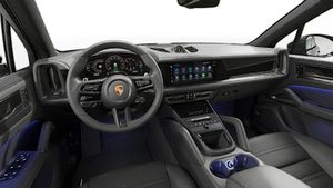 のステアリングホイールとダッシュボードを示す室内図。 Cayenne S E-Hybrid Black Edition