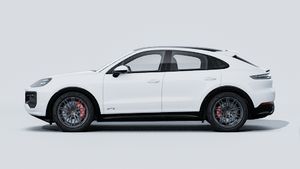車体左側を示す Cayenne GTS Coupé の外観