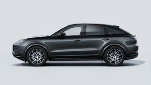 車体左側を示す Cayenne Coupé Black Edition の外観