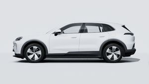 車体左側を示す Cayenne Electric の外観