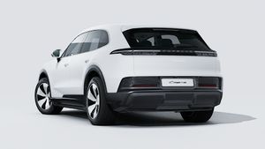 車の後部と左側を示す Cayenne Electric の外観。
