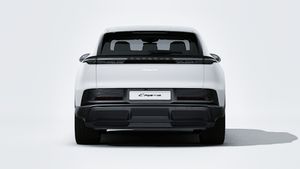 車体後部を示す Cayenne Electric の外観