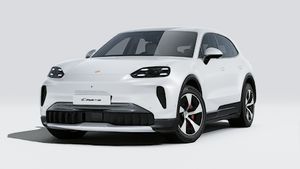 フロントと左サイドを示す Cayenne S Electric の外観。