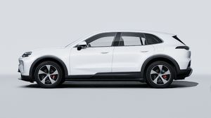 車体左側を示す Cayenne S Electric の外観