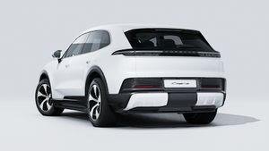 車の後部と左側を示す Cayenne S Electric の外観。