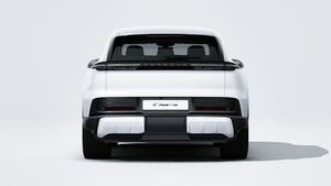 車体後部を示す Cayenne S Electric の外観