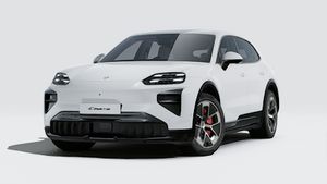 フロントと左サイドを示す Cayenne Turbo Electric の外観。