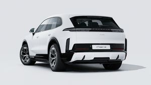 車の後部と左側を示す Cayenne Turbo Electric の外観。