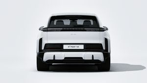 車体後部を示す Cayenne Turbo Electric の外観