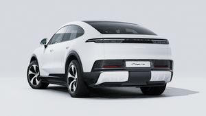 車の後部と左側を示す Cayenne S Coupé Electric の外観。