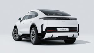 車の後部と左側を示す Cayenne Turbo Coupé Electric の外観。