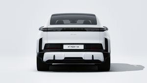 車体後部を示す Cayenne Turbo Coupé Electric の外観