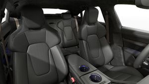 の前席を示す内観図 Taycan Turbo S
