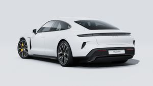 車の後部と左側を示す Taycan Turbo S の外観。