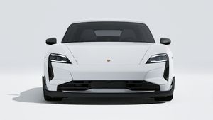 Taycan Turbo GT 、車体前部を示す外観。