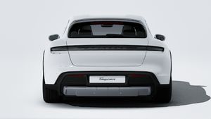 車体後部を示す Taycan 4 Cross Turismo の外観