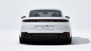 車体後部を示す Panamera 4 の外観