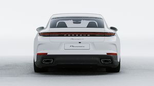 車体後部を示す Panamera 4 E-Hybrid の外観