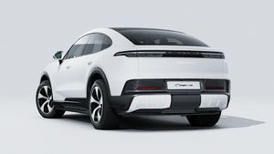 Cayenne S Coupé Electric의 익스테리어 후면 및 좌측면 뷰