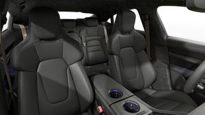 Taycan Turbo S의 인테리어 앞좌석 뷰