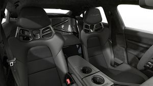 Taycan Turbo GT with Weissach Package의 인테리어 앞좌석 뷰