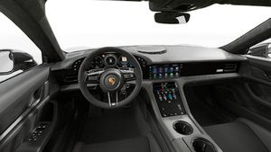 Taycan Turbo GT with Weissach Package의 인테리어 스티어링 휠 및 대시보드 뷰