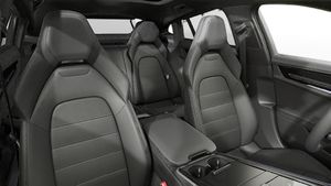 Panamera 4의 인테리어 앞좌석 뷰