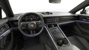 Panamera 4 E-Hybrid의 인테리어 스티어링 휠 및 대시보드 뷰