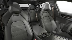 Panamera Turbo E-Hybrid의 인테리어 앞좌석 뷰