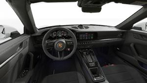 منظر داخلي يُظهر عجلة القيادة ولوحة القيادة في 911 Carrera GTS Cabriolet