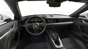 منظر داخلي يُظهر عجلة القيادة ولوحة القيادة في 911 Carrera Cabriolet