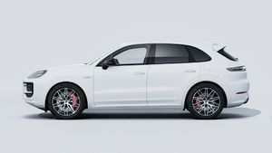منظر خارجي لسيارة Cayenne S E-Hybrid Black Edition يظهر الجانب الأيسر من السيارة
