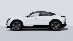منظر خارجي لسيارة Cayenne Turbo Coupé Electric يظهر الجانب الأيسر من السيارة