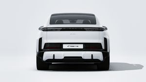 منظر خارجي لسيارة Cayenne Turbo Coupé Electric يظهر الجزء الخلفي من السيارة