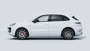 Внешний вид Cayenne S E-Hybrid Black Edition с левой стороны автомобиля