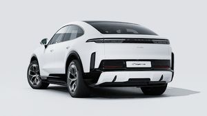 Внешний вид Cayenne Turbo Coupé Electric с изображением задней и левой части автомобиля