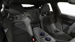 Вид изнутри на передние сиденья Taycan Turbo GT