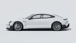 Внешний вид Taycan Turbo GT с левой стороны автомобиля