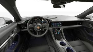 Вид изнутри на рулевое колесо и приборную панель Taycan 4S Sport Turismo