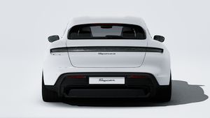Внешний вид Taycan 4S Sport Turismo Black Edition с изображением задней части автомобиля