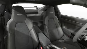 Interjero vaizdas, kuriame matomos priekinės sėdynės 911 GT3