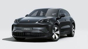 Išorinis Cayenne Electric vaizdas, kuriame matomas automobilio priekis ir kairysis šonas