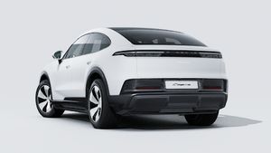 Išorinis Cayenne Coupé Electric vaizdas, kuriame matyti automobilio galas ir kairysis šonas