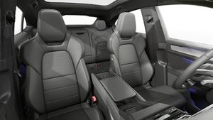 Interjero vaizdas, kuriame matomos priekinės sėdynės Cayenne S Coupé Electric
