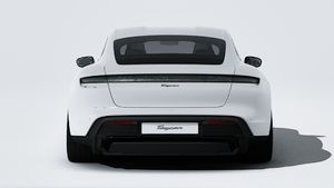 Išorinis Taycan Black Edition vaizdas, rodantis automobilio galą